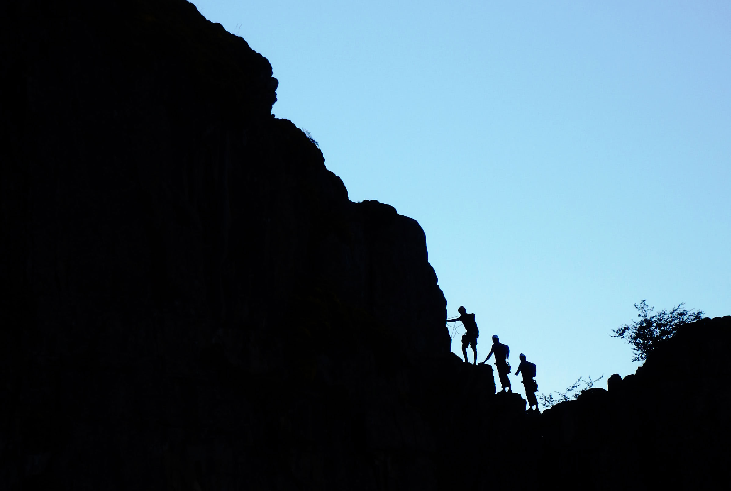 Escalada en cordada de tres